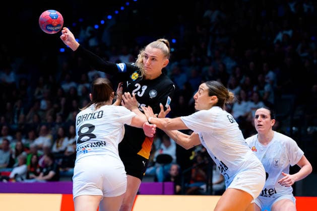 Handball, Frauen WM, Gruppe C: Uruguay - Deutschland v. li. im Zweikampf Camila Bianco Castiella (Uruguay), Annika Lott (Deutschland) Stuttgart Porsche Arena Baden-Württemberg Deutschland