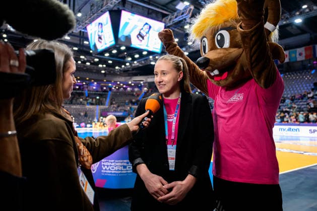 Handball, Frauen WM, Gruppe C: Uruguay - Deutschland Saskia Lang im ZDF Interview, Maskottchen Hanni Stuttgart Porsche Arena Baden-Württemberg Deutschland