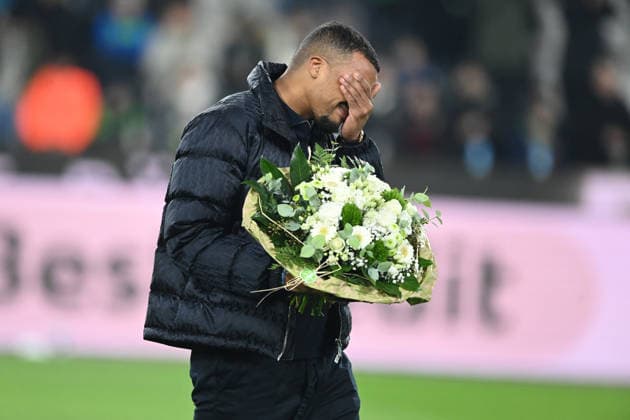 Verabschiedung Alassane PLEA, Fussball 1. Bundesliga Saison 2025 2026, 12.Spieltag, Spieltag12, matchday12, Borussia Moenchengladbach (MG) - RB Leipzig (L) am 28.11.2025 BORUSSIA PARK Moenchengladbach DFL regulations prohibit any use of photographs as image sequences and or quasi-video Ã‚Â