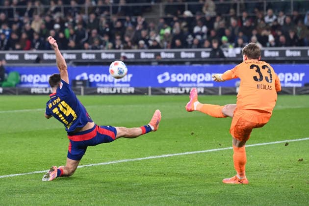 Torwart Moritz NICOLAS (MG) gegen Christoph BAUMGARTNER (L) Aktion, Zweikampf, Fussball 1. Bundesliga Saison 2025 2026, 12.Spieltag, Spieltag12, matchday12, Borussia Moenchengladbach (MG) - RB Leipzig (L) am 28.11.2025 BORUSSIA PARK Moenchengladbach DFL regulations prohibit any use of photographs as image sequences and or quasi-video Ã‚Â