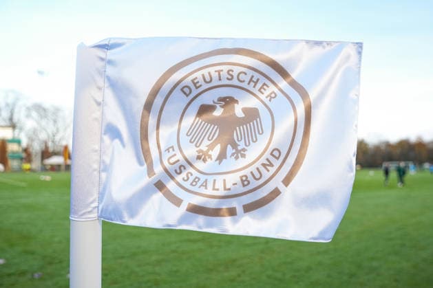 29.11.2025, xydrx, Fußball, Länderspiel, EM-Qualifikation U19-Frauen, Deutschland - Färöer, Sportschule Wedau: Eckfahne mit dem Logo des Deutschen Fussball Bundes DFB regulations prohibit any use of photographs as image sequences and or quasi-video. Photo: xYannisxDreimannxPressefotokochx Nordrhein-Westfahlen Deutschland