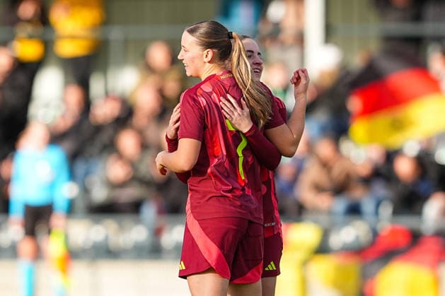 29.11.2025, xydrx, Fußball, Länderspiel, EM-Qualifikation U19-Frauen, Deutschland - Färöer, Sportschule Wedau: Torjubel nach dem Tor zum 1:0 für Deutschland durch Torschütze Zoe Schick (GER 7) zusammen mit Leonie Koepp (GER 9) DFB regulations prohibit any use of photographs as image sequences and or quasi-video. Photo: xYannisxDreimannxPressefotokochx Nordrhein-Westfahlen Deutschland
