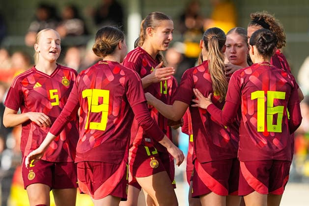 29.11.2025, xydrx, Fußball, Länderspiel, EM-Qualifikation U19-Frauen, Deutschland - Färöer, Sportschule Wedau: Torjubel nach dem Tor zum 1:0 für Deutschland durch Torschütze Zoe Schick (GER 7) zusammen mit Leonie Koepp (GER 9) und Luzie Zaehringer (GER 5) Tessa Zimmermann (GER 19) Svenja Voehringer (GER 13) Kassandra Potsi (GER 16) DFB regulations prohibit any use of photographs as image sequences and or quasi-video. Photo: xYannisxDreimannxPressefotokochx Nordrhein-Westfahlen Deutschland