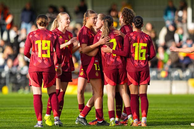 29.11.2025, xydrx, Fußball, Länderspiel, EM-Qualifikation U19-Frauen, Deutschland - Färöer, Sportschule Wedau: orjubel nach dem Tor zum 1:0 für Deutschland durch Torschütze Zoe Schick (GER 7) zusammen mit Leonie Koepp (GER 9) und Luzie Zaehringer (GER 5) Tessa Zimmermann (GER 19) Svenja Voehringer (GER 13) Kassandra Potsi (GER 16) DFB regulations prohibit any use of photographs as image sequences and or quasi-video. Photo: xYannisxDreimannxPressefotokochx Nordrhein-Westfahlen Deutschland