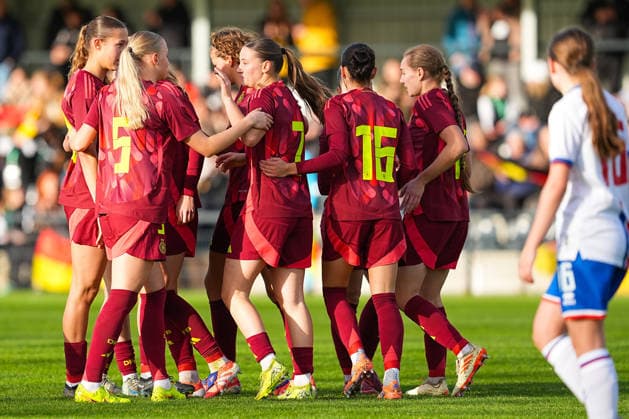 29.11.2025, xydrx, Fußball, Länderspiel, EM-Qualifikation U19-Frauen, Deutschland - Färöer, Sportschule Wedau: orjubel nach dem Tor zum 1:0 für Deutschland durch Torschütze Zoe Schick (GER 7) zusammen mit Leonie Koepp (GER 9) und Luzie Zaehringer (GER 5) Tessa Zimmermann (GER 19) Svenja Voehringer (GER 13) Kassandra Potsi (GER 16) DFB regulations prohibit any use of photographs as image sequences and or quasi-video. Photo: xYannisxDreimannxPressefotokochx Nordrhein-Westfahlen Deutschland