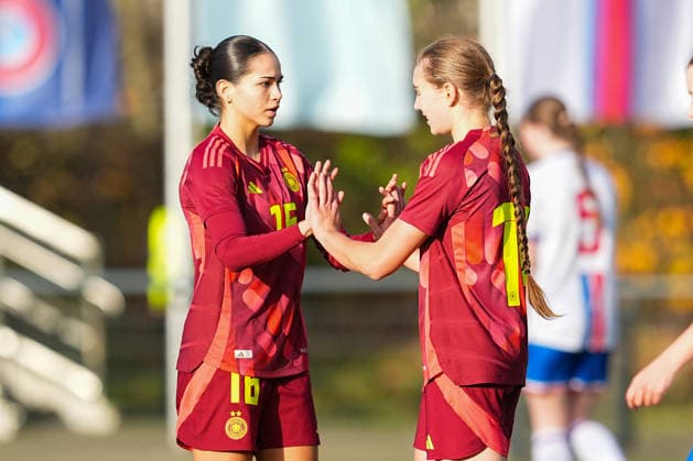 29.11.2025, xydrx, Fußball, Länderspiel, EM-Qualifikation U19-Frauen, Deutschland - Färöer, Sportschule Wedau: Torjubel nach dem Tor zum 2:0 für Deutschland durch Torschütze Maria Penner (GER 14) zusammen mit Kassandra Potsi (GER 16) DFB regulations prohibit any use of photographs as image sequences and or quasi-video. Photo: xYannisxDreimannxPressefotokochx Nordrhein-Westfahlen Deutschland