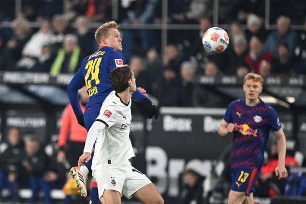 Xaver SCHLAGER (L) gegen Florian NEUHAUS (MG) Kopfballduell, Aktion, Zweikampf, Fussball 1. Bundesliga Saison 2025 2026, 12.Spieltag, Spieltag12, matchday12, Borussia Moenchengladbach (MG) - RB Leipzig (L) 0-0 am 28.11.2025 BORUSSIA PARK Moenchengladbach DFL regulations prohibit any use of photographs as image sequences and or quasi-video Ã‚Â