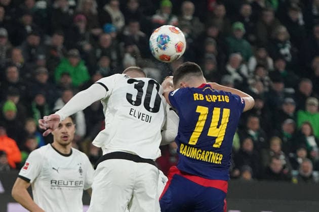 Fussball, 1.BL Saison 2025 2026 Borussia Mönchengladbach vs RB Leipzig , 28.11.2025, Stadion im Borussia Park Mönchengladbach, Nico Elvedi, Borussia Mönchengladbach , Christoph Baumgartner, RBLeipzig,