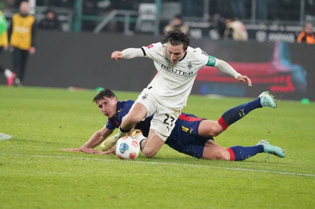 Fussball, 1.BL Saison 2025 2026 Borussia Mönchengladbach vs RB Leipzig , 28.11.2025, Stadion im Borussia Park Mönchengladbach, Rocco Reitz, Borussia Mönchengladbach , Willi Orban RB Leipzig,