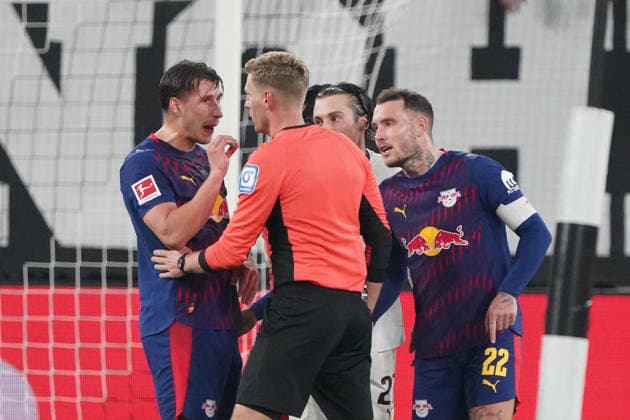 Fussball, 1.BL Saison 2025 2026 Borussia Mönchengladbach vs RB leipzig , 28.11.2025, Stadion im Borussia Park Mönchengladbach, willi Orban ,RB Leipzig protestiert, Timo Gerach Schiedsrichter,
