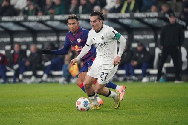 Fussball, 1.BL Saison 2025 2026 Borussia Mönchengladbach vs RB Leipzig , 28.11.2025, Stadion im Borussia Park Mönchengladbach, Antonio Nusa, RB Leipzig Rocco Reitz, Borussia Mönchengladbach