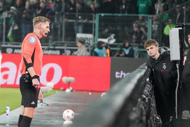 Fussball, 1.BL Saison 2025 2026 Borussia Mönchengladbach vs RB Leipzig , 28.11.2025, Stadion im Borussia Park Mönchengladbach, ,Timo Gerach , Schiedsrichter studiert Videonachweis