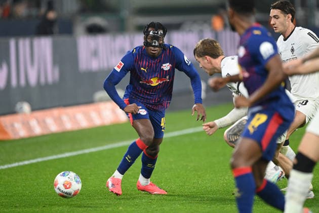 Yan DIOMANDE (L) gegen Luca NETZ (MG) Aktion, Zweikampf, Fussball 1. Bundesliga Saison 2025 2026, 12.Spieltag, Spieltag12, matchday12, Borussia Moenchengladbach (MG) - RB Leipzig (L) 0-0 am 28.11.2025 BORUSSIA PARK Moenchengladbach DFL regulations prohibit any use of photographs as image sequences and or quasi-video Ã‚Â