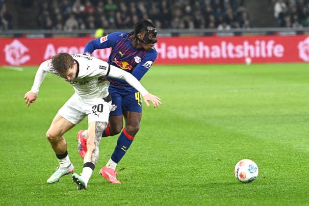 Yan DIOMANDE (L) gegen Luca NETZ (MG) Aktion, Zweikampf, Fussball 1. Bundesliga Saison 2025 2026, 12.Spieltag, Spieltag12, matchday12, Borussia Moenchengladbach (MG) - RB Leipzig (L) 0-0 am 28.11.2025 BORUSSIA PARK Moenchengladbach DFL regulations prohibit any use of photographs as image sequences and or quasi-video Ã‚Â