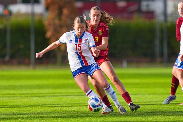 29.11.2025, xydrx, Fußball, Länderspiel, EM-Qualifikation U19-Frauen, Deutschland - Färöer, Sportschule Wedau: Birita Mohr (FRO 15) im Zweikampf gegen Svenja Voehringer (GER 13) DFB regulations prohibit any use of photographs as image sequences and or quasi-video. Photo: xYannisxDreimannxPressefotokochx Nordrhein-Westfahlen Deutschland