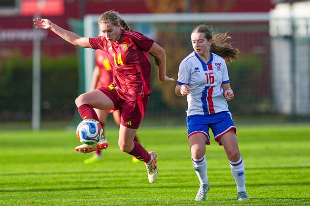 29.11.2025, xydrx, Fußball, Länderspiel, EM-Qualifikation U19-Frauen, Deutschland - Färöer, Sportschule Wedau: Maria Penner (GER 14) im Zweikampf gegen Ranja Joensen (FRO 16) DFB regulations prohibit any use of photographs as image sequences and or quasi-video. Photo: xYannisxDreimannxPressefotokochx Nordrhein-Westfahlen Deutschland