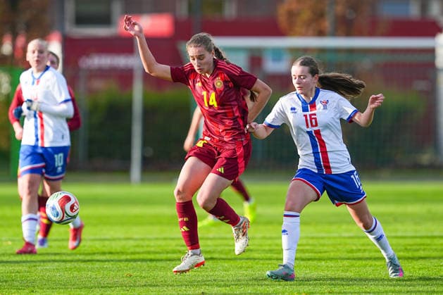 29.11.2025, xydrx, Fußball, Länderspiel, EM-Qualifikation U19-Frauen, Deutschland - Färöer, Sportschule Wedau: Maria Penner (GER 14) im Zweikampf gegen Ranja Joensen (FRO 16) DFB regulations prohibit any use of photographs as image sequences and or quasi-video. Photo: xYannisxDreimannxPressefotokochx Nordrhein-Westfahlen Deutschland