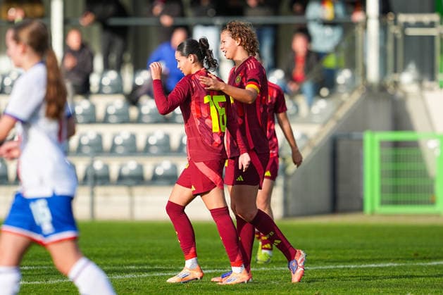 29.11.2025, xydrx, Fußball, Länderspiel, EM-Qualifikation U19-Frauen, Deutschland - Färöer, Sportschule Wedau: Torjubel nach dem Tor zum 3:0 für Deutschland durch Torschütze Kassandra Potsi (GER 16) zusammen mit Rosa Rueckert (GER 10) DFB regulations prohibit any use of photographs as image sequences and or quasi-video. Photo: xYannisxDreimannxPressefotokochx Nordrhein-Westfahlen Deutschland