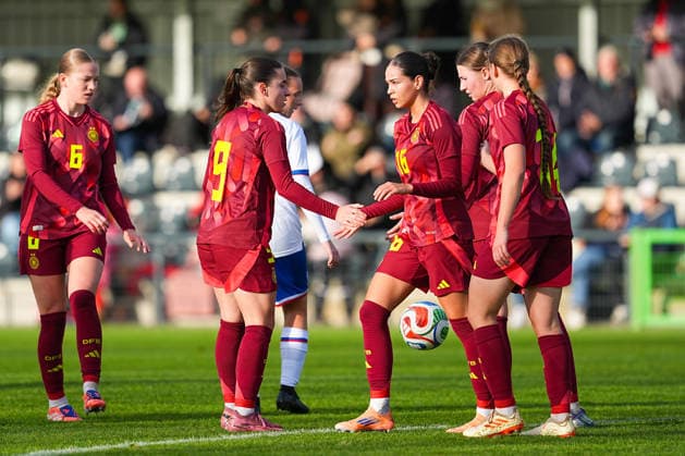 29.11.2025, xydrx, Fußball, Länderspiel, EM-Qualifikation U19-Frauen, Deutschland - Färöer, Sportschule Wedau: Torjubel nach dem Tor zum 3:0 für Deutschland durch Torschütze Kassandra Potsi (GER 16) zusammen mit Leonie Koepp (GER 9) und Maria Penner (GER 14) DFB regulations prohibit any use of photographs as image sequences and or quasi-video. Photo: xYannisxDreimannxPressefotokochx Nordrhein-Westfahlen Deutschland