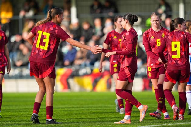 29.11.2025, xydrx, Fußball, Länderspiel, EM-Qualifikation U19-Frauen, Deutschland - Färöer, Sportschule Wedau: Torjubel nach dem Tor zum 3:0 für Deutschland durch Torschütze Kassandra Potsi (GER 16) zusammen mit Svenja Voehringer (GER 13) DFB regulations prohibit any use of photographs as image sequences and or quasi-video. Photo: xYannisxDreimannxPressefotokochx Nordrhein-Westfahlen Deutschland