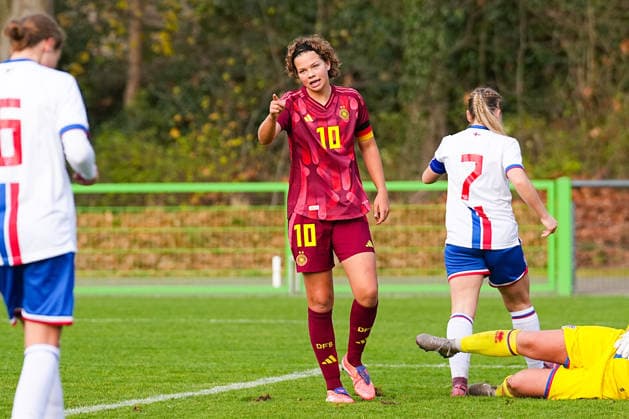 29.11.2025, xydrx, Fußball, Länderspiel, EM-Qualifikation U19-Frauen, Deutschland - Färöer, Sportschule Wedau: Torjubel nach dem Tor zum 4:0 für Deutschland durch Torschütze Rosa Rueckert (GER 10) DFB regulations prohibit any use of photographs as image sequences and or quasi-video. Photo: xYannisxDreimannxPressefotokochx Nordrhein-Westfahlen Deutschland