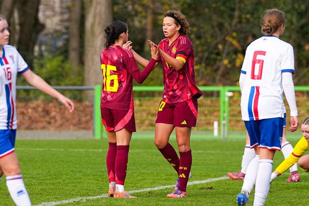 29.11.2025, xydrx, Fußball, Länderspiel, EM-Qualifikation U19-Frauen, Deutschland - Färöer, Sportschule Wedau: Torjubel nach dem Tor zum 4:0 für Deutschland durch Torschütze Rosa Rueckert (GER 10) zusammen mit Kassandra Potsi (GER 16) DFB regulations prohibit any use of photographs as image sequences and or quasi-video. Photo: xYannisxDreimannxPressefotokochx Nordrhein-Westfahlen Deutschland