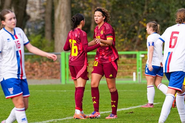 29.11.2025, xydrx, Fußball, Länderspiel, EM-Qualifikation U19-Frauen, Deutschland - Färöer, Sportschule Wedau: Torjubel nach dem Tor zum 4:0 für Deutschland durch Torschütze Rosa Rueckert (GER 10) zusammen mit Kassandra Potsi (GER 16) DFB regulations prohibit any use of photographs as image sequences and or quasi-video. Photo: xYannisxDreimannxPressefotokochx Nordrhein-Westfahlen Deutschland