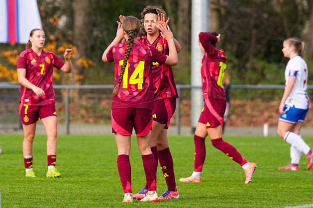 29.11.2025, xydrx, Fußball, Länderspiel, EM-Qualifikation U19-Frauen, Deutschland - Färöer, Sportschule Wedau: Torjubel nach dem Tor zum 4:0 für Deutschland durch Torschütze Rosa Rueckert (GER 10) zusammen mit Maria Penner (GER 14) DFB regulations prohibit any use of photographs as image sequences and or quasi-video. Photo: xYannisxDreimannxPressefotokochx Nordrhein-Westfahlen Deutschland