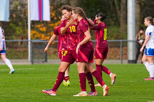 29.11.2025, xydrx, Fußball, Länderspiel, EM-Qualifikation U19-Frauen, Deutschland - Färöer, Sportschule Wedau: Torjubel nach dem Tor zum 4:0 für Deutschland durch Torschütze Rosa Rueckert (GER 10) zusammen mit Maria Penner (GER 14) DFB regulations prohibit any use of photographs as image sequences and or quasi-video. Photo: xYannisxDreimannxPressefotokochx Nordrhein-Westfahlen Deutschland