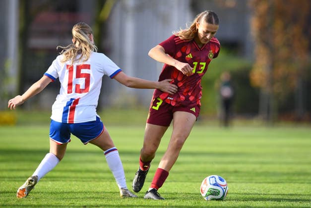 Fußball EM Qualifikation U19-Juniorinnen: Deutschland - Färöer Inseln am 29.11.2025 in der Sportschule Wedau in Duisburg Birita Mohr ( Färöer Inseln ), links - Svenja Vöhringer ( Deutschland ), rechts DFB regulations prohibit any use of photographs as image sequences and or quasi-video. Nordrhein-Westfalen Deutschland
