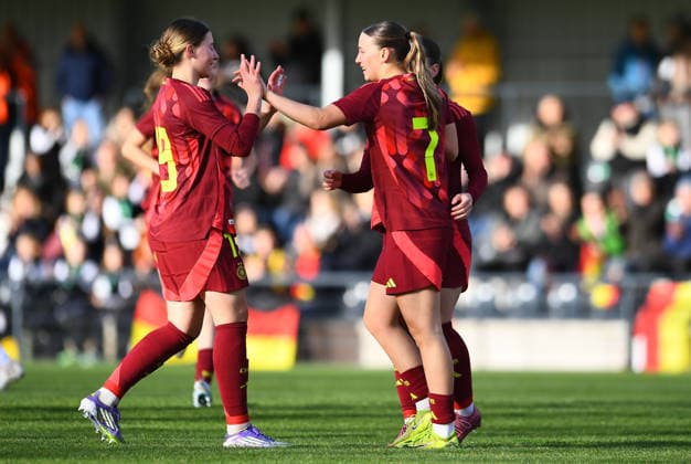 Fußball EM Qualifikation U19-Juniorinnen: Deutschland - Färöer Inseln am 29.11.2025 in der Sportschule Wedau in Duisburg Zoe Schick ( Deutschland ), rechts freut sich über das 1:0 DFB regulations prohibit any use of photographs as image sequences and or quasi-video. Nordrhein-Westfalen Deutschland