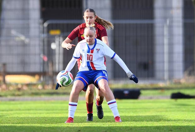 Fußball EM Qualifikation U19-Juniorinnen: Deutschland - Färöer Inseln am 29.11.2025 in der Sportschule Wedau in Duisburg Bea Zakariasardottir ( Färöer Inseln ), vorne - Svenja Vöhringer ( Deutschland ), hinten DFB regulations prohibit any use of photographs as image sequences and or quasi-video. Nordrhein-Westfalen Deutschland