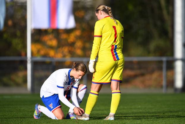 Fußball EM Qualifikation U19-Juniorinnen: Deutschland - Färöer Inseln am 29.11.2025 in der Sportschule Wedau in Duisburg Halla Ejdesgaard ( Färöer Inseln ), links - Ranna Vio Streym ( Färöer Inseln ), rechts DFB regulations prohibit any use of photographs as image sequences and or quasi-video. Nordrhein-Westfalen Deutschland