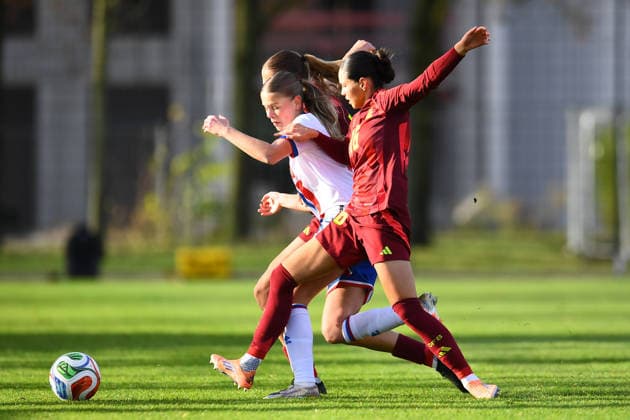 Fußball EM Qualifikation U19-Juniorinnen: Deutschland - Färöer Inseln am 29.11.2025 in der Sportschule Wedau in Duisburg Kassandra Potsi ( Deutschland ), vorne - Birita Mohr ( Färöer Inseln ), mitte - Svenja Vöhringer ( Deutschland ), hinten DFB regulations prohibit any use of photographs as image sequences and or quasi-video. Nordrhein-Westfalen Deutschland