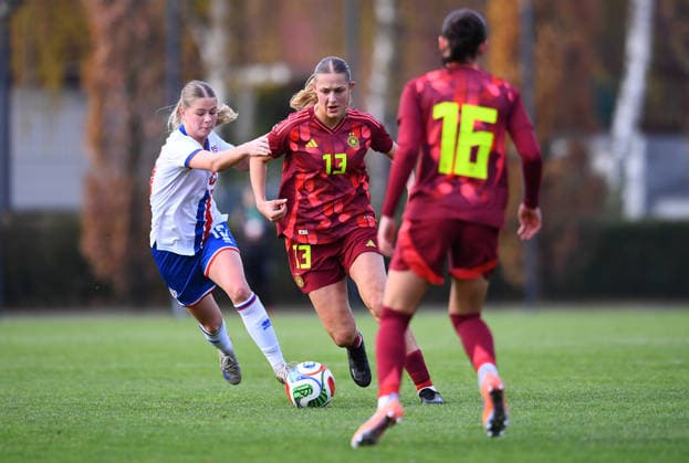 Fußball EM Qualifikation U19-Juniorinnen: Deutschland - Färöer Inseln am 29.11.2025 in der Sportschule Wedau in Duisburg Kassandra Potsi ( Deutschland ), vorne - Svenja Vöhringer ( Deutschland ), mitte - Birita Mohr ( Färöer Inseln ), links DFB regulations prohibit any use of photographs as image sequences and or quasi-video. Nordrhein-Westfalen Deutschland