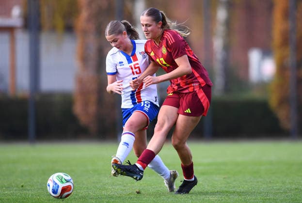 Fußball EM Qualifikation U19-Juniorinnen: Deutschland - Färöer Inseln am 29.11.2025 in der Sportschule Wedau in Duisburg Birita Mohr ( Färöer Inseln ), links - Svenja Vöhringer ( Deutschland ), rechts DFB regulations prohibit any use of photographs as image sequences and or quasi-video. Nordrhein-Westfalen Deutschland