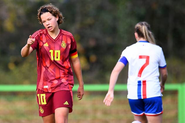 Fußball EM Qualifikation U19-Juniorinnen: Deutschland - Färöer Inseln am 29.11.2025 in der Sportschule Wedau in Duisburg Rose Rückert ( Deutschland ) freut sich über das 4:0 - Jakobina Bergsdottir ( Färöer Inseln ), hinten DFB regulations prohibit any use of photographs as image sequences and or quasi-video. Nordrhein-Westfalen Deutschland