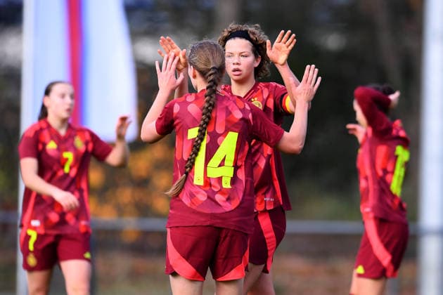 Fußball EM Qualifikation U19-Juniorinnen: Deutschland - Färöer Inseln am 29.11.2025 in der Sportschule Wedau in Duisburg Rose Rückert ( Deutschland ), mitte freut sich über das 4:0 - Maria Penner ( Deutschland ), vorne DFB regulations prohibit any use of photographs as image sequences and or quasi-video. Nordrhein-Westfalen Deutschland