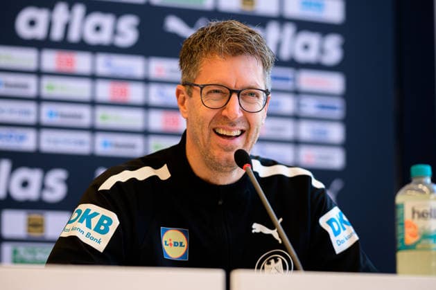 Handball, Frauen Deutschland - Pressekonferenz Trainer Markus Gaugisch (Deutschland) lachend laechelnd gut gelaunt grinst grinsend Ludwigsburg Forum am Schlosspark Baden-Württemberg Deutschland