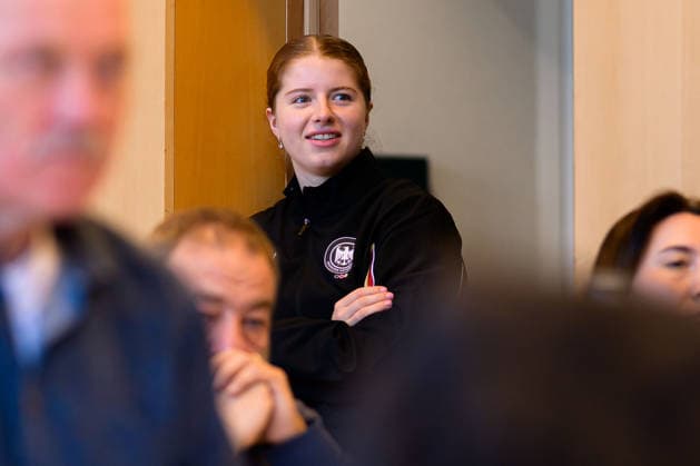 Handball, Frauen Deutschland - Pressekonferenz Nina Engel (Deutschland) beobachtet die Pressekonferenz Ludwigsburg Forum am Schlosspark Baden-Württemberg Deutschland