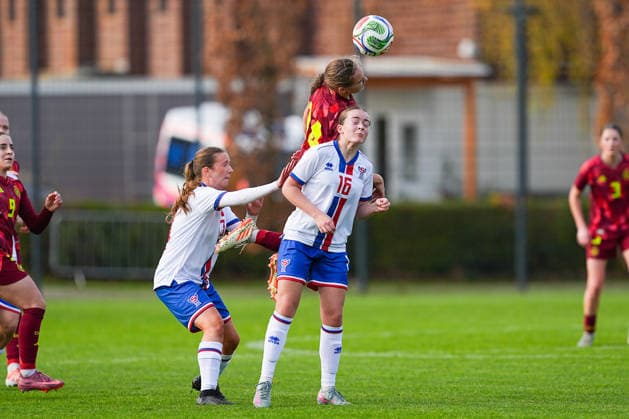 29.11.2025, xydrx, Fußball, Länderspiel, EM-Qualifikation U19-Frauen, Deutschland - Färöer, Sportschule Wedau: Maria Penner (GER 14) im Zweikampf gegen Sara Kristiansen (FRO 3) und Ranja Joensen (FRO 16) DFB regulations prohibit any use of photographs as image sequences and or quasi-video. Photo: xYannisxDreimannxPressefotokochx Nordrhein-Westfahlen Deutschland