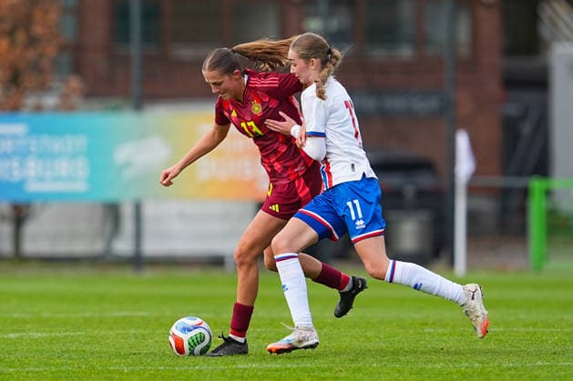29.11.2025, xydrx, Fußball, Länderspiel, EM-Qualifikation U19-Frauen, Deutschland - Färöer, Sportschule Wedau: Svenja Voehringer (GER 13) im Zweikampf gegen Eydna Dalheim (FRO 11) DFB regulations prohibit any use of photographs as image sequences and or quasi-video. Photo: xYannisxDreimannxPressefotokochx Nordrhein-Westfahlen Deutschland