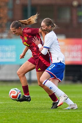 29.11.2025, xydrx, Fußball, Länderspiel, EM-Qualifikation U19-Frauen, Deutschland - Färöer, Sportschule Wedau: Svenja Voehringer (GER 13) im Zweikampf gegen Eydna Dalheim (FRO 11) DFB regulations prohibit any use of photographs as image sequences and or quasi-video. Photo: xYannisxDreimannxPressefotokochx Nordrhein-Westfahlen Deutschland