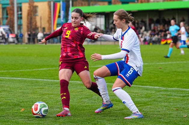 29.11.2025, xydrx, Fußball, Länderspiel, EM-Qualifikation U19-Frauen, Deutschland - Färöer, Sportschule Wedau: Leonie Koepp (GER 9) im Zweikampf gegen Halla Ejdesgaard (FRO 6) DFB regulations prohibit any use of photographs as image sequences and or quasi-video. Photo: xYannisxDreimannxPressefotokochx Nordrhein-Westfahlen Deutschland