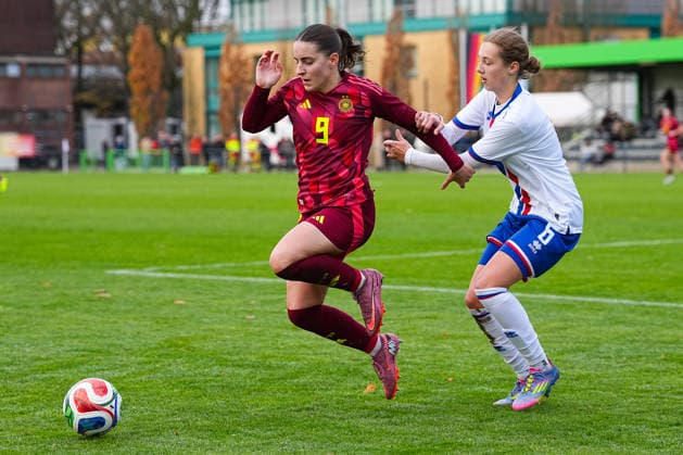 29.11.2025, xydrx, Fußball, Länderspiel, EM-Qualifikation U19-Frauen, Deutschland - Färöer, Sportschule Wedau: Leonie Koepp (GER 9) im Zweikampf gegen Halla Ejdesgaard (FRO 6) DFB regulations prohibit any use of photographs as image sequences and or quasi-video. Photo: xYannisxDreimannxPressefotokochx Nordrhein-Westfahlen Deutschland