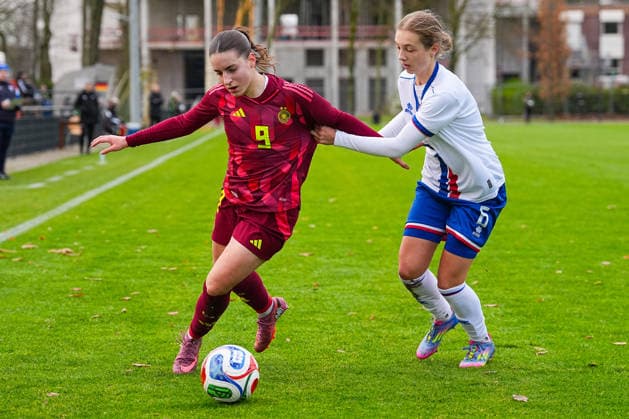 29.11.2025, xydrx, Fußball, Länderspiel, EM-Qualifikation U19-Frauen, Deutschland - Färöer, Sportschule Wedau: Leonie Koepp (GER 9) im Zweikampf gegen Halla Ejdesgaard (FRO 6) DFB regulations prohibit any use of photographs as image sequences and or quasi-video. Photo: xYannisxDreimannxPressefotokochx Nordrhein-Westfahlen Deutschland
