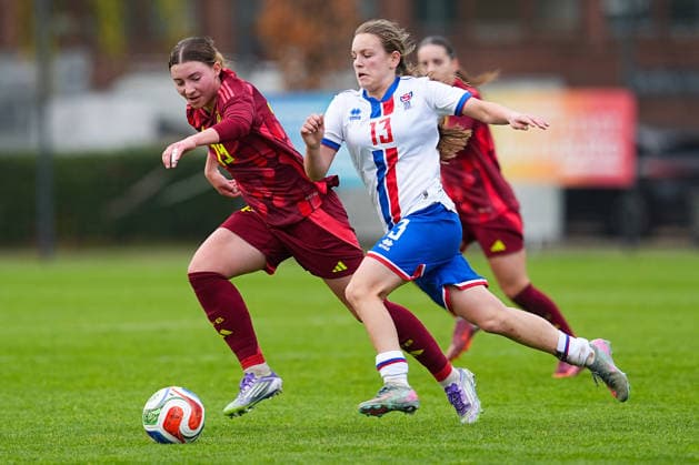 29.11.2025, xydrx, Fußball, Länderspiel, EM-Qualifikation U19-Frauen, Deutschland - Färöer, Sportschule Wedau: Tessa Zimmermann (GER 19) im Zweikampf gegen Sara Benjaminsen (FRO 13) DFB regulations prohibit any use of photographs as image sequences and or quasi-video. Photo: xYannisxDreimannxPressefotokochx Nordrhein-Westfahlen Deutschland