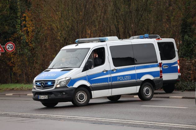 29.11.2025, Fussball, Herren, 3. Liga, Saison 2025 2026, 1. FC Saarbrücken - Rot-Weiss Essen, Der Polizei-Einsatz rund um das Ludwigsparkstadion Saarbrücken Ludwigsparkstadion Saarland Deutschland (DEU) Copyright: xSebastianxBachx