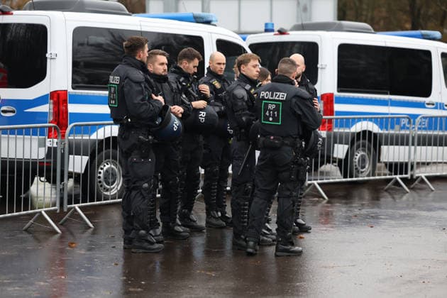 29.11.2025, Fussball, Herren, 3. Liga, Saison 2025 2026, 1. FC Saarbrücken - Rot-Weiss Essen, Der Polizei-Einsatz rund um das Ludwigsparkstadion Saarbrücken Ludwigsparkstadion Saarland Deutschland (DEU) Copyright: xSebastianxBachx