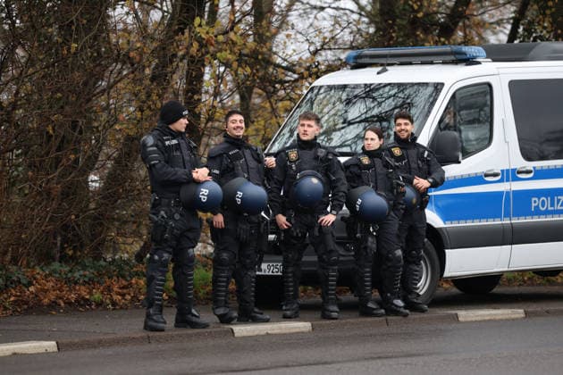 29.11.2025, Fussball, Herren, 3. Liga, Saison 2025 2026, 1. FC Saarbrücken - Rot-Weiss Essen, Der Polizei-Einsatz rund um das Ludwigsparkstadion Saarbrücken Ludwigsparkstadion Saarland Deutschland (DEU) Copyright: xSebastianxBachx